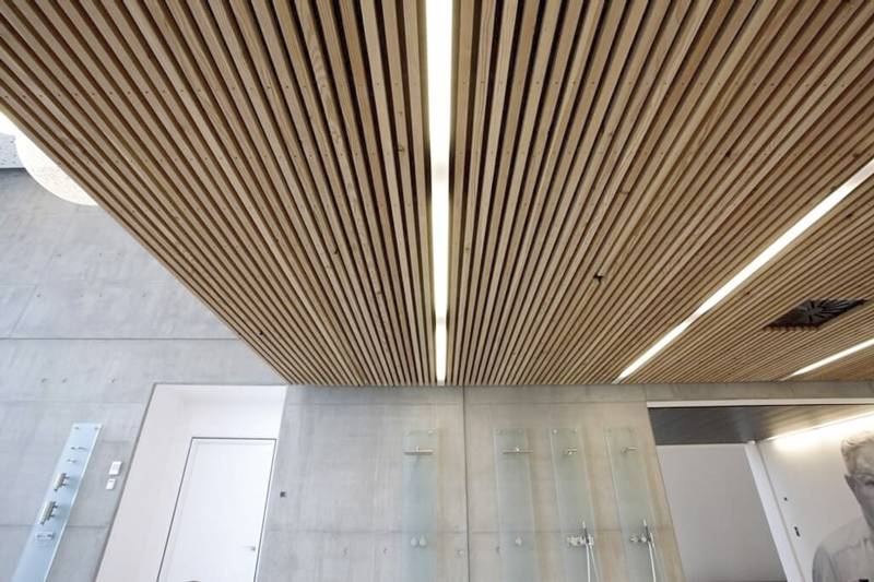 Достоинства и недостатки деревянного реечного потолка | дизайн интерьера