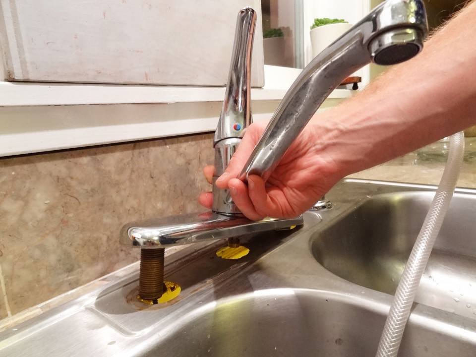 Как поменять смеситель на кухне: ремонтируем своими руками