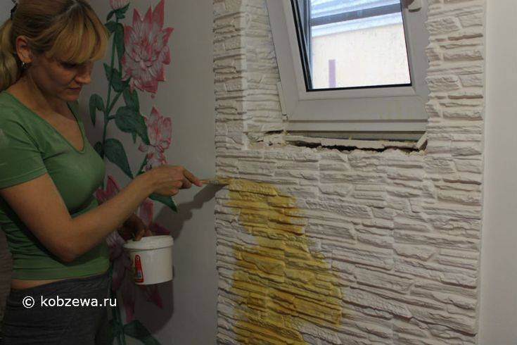 Как покрасить декоративный камень, кирпич из гипса на стене в домашних условиях
 - 21 фото