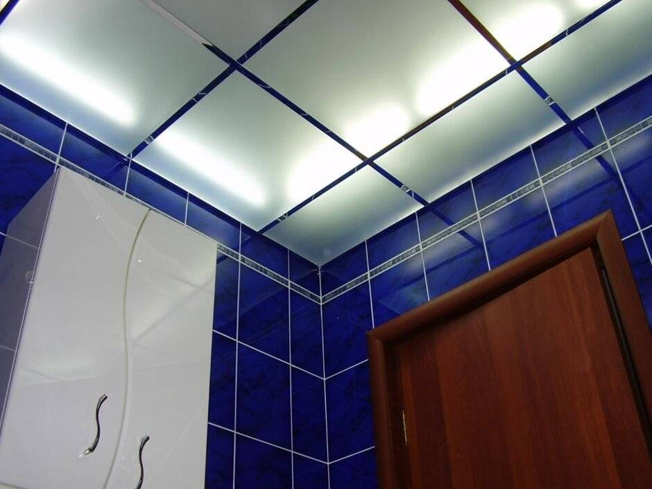 Потолок в ванной комнате: монтаж своими руками, виды, видео