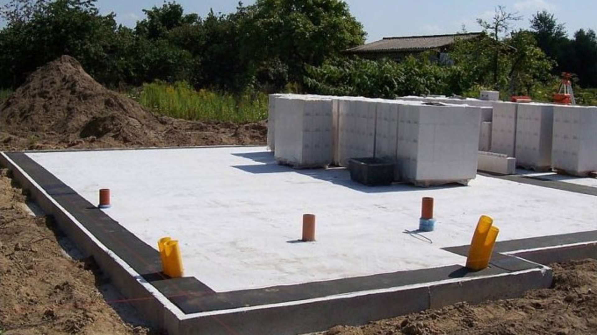 Ленточный фундамент для дома из газобетона (в 1 и 2 этажа): как рассчитать ширину ленты, сделать проект, возвести своими руками?