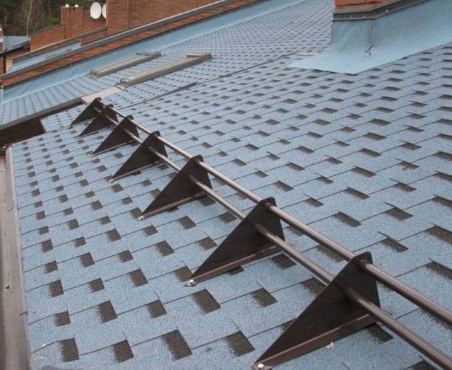 Особенности установки снегозадержателей на крышу