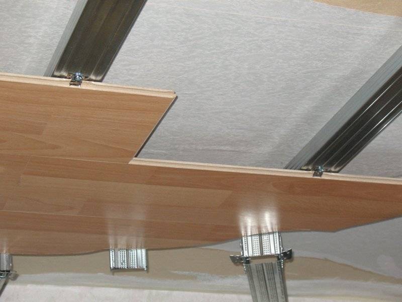 Укладка, отделка и монтаж потолочного покрытия в деревянном доме, как крепить конструкцию - это полезно знать