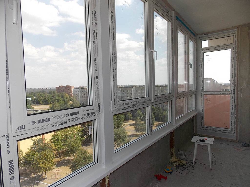 Холодное остекление балкона с выносом подоконника - технология монтажа алюминиевых балконных рам