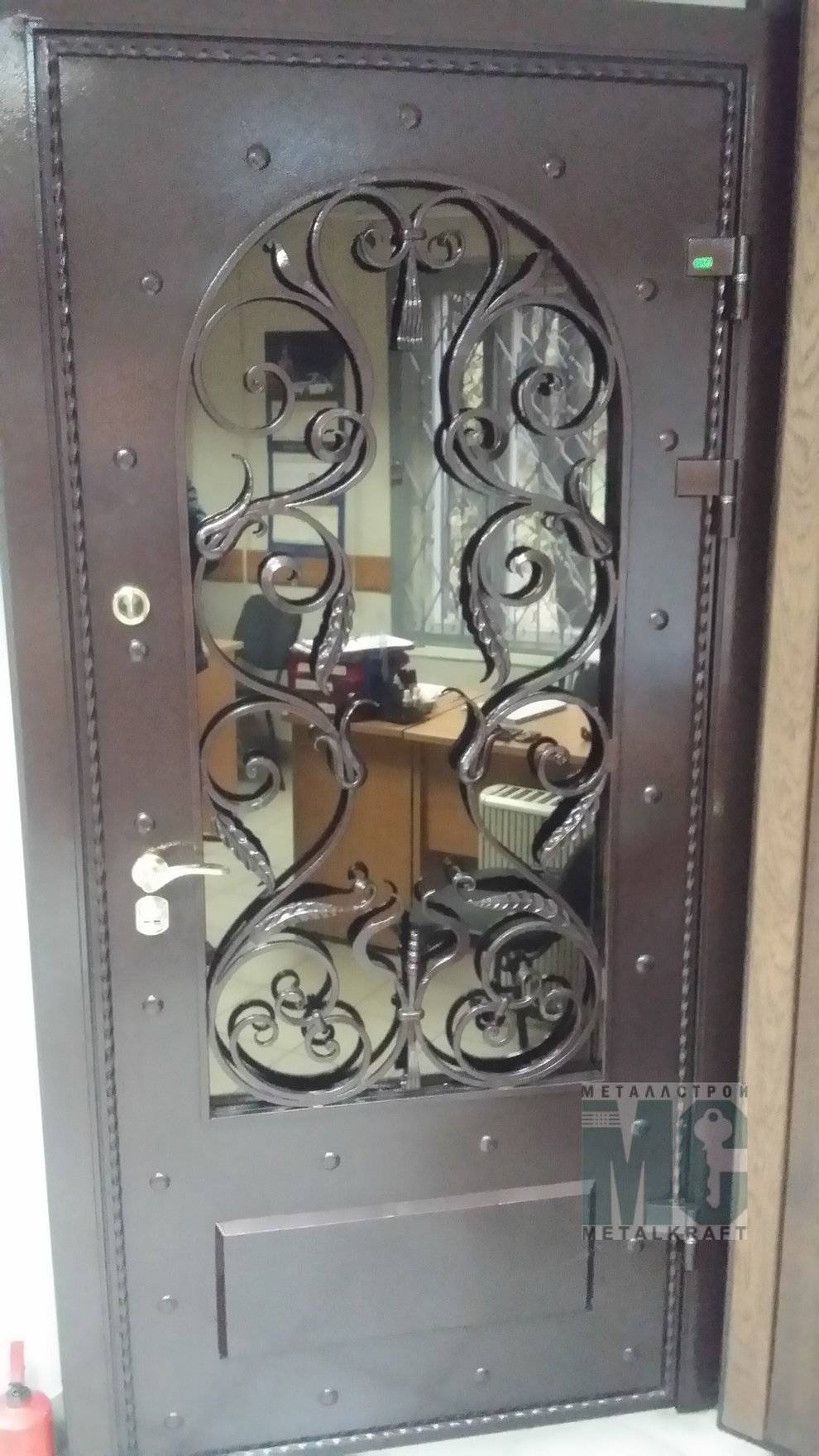 Металлические входные двери со стеклом и ковкой