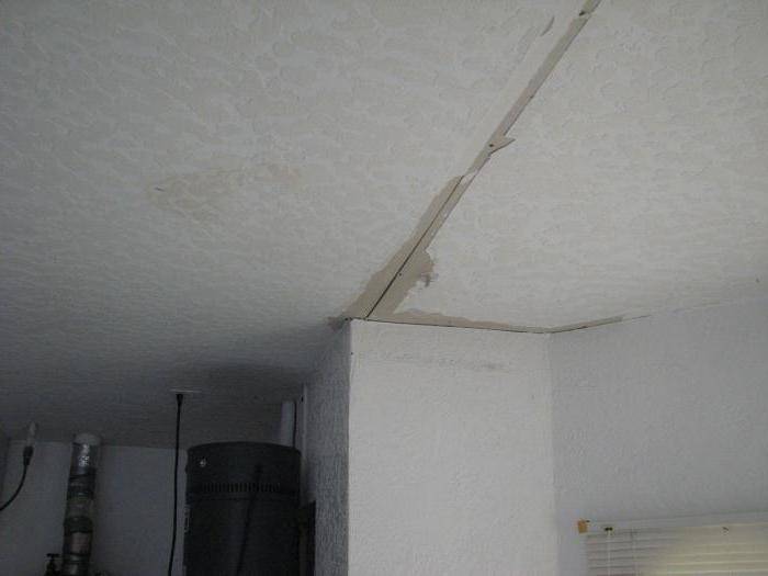 Как заделать швы между плитами на потолке?