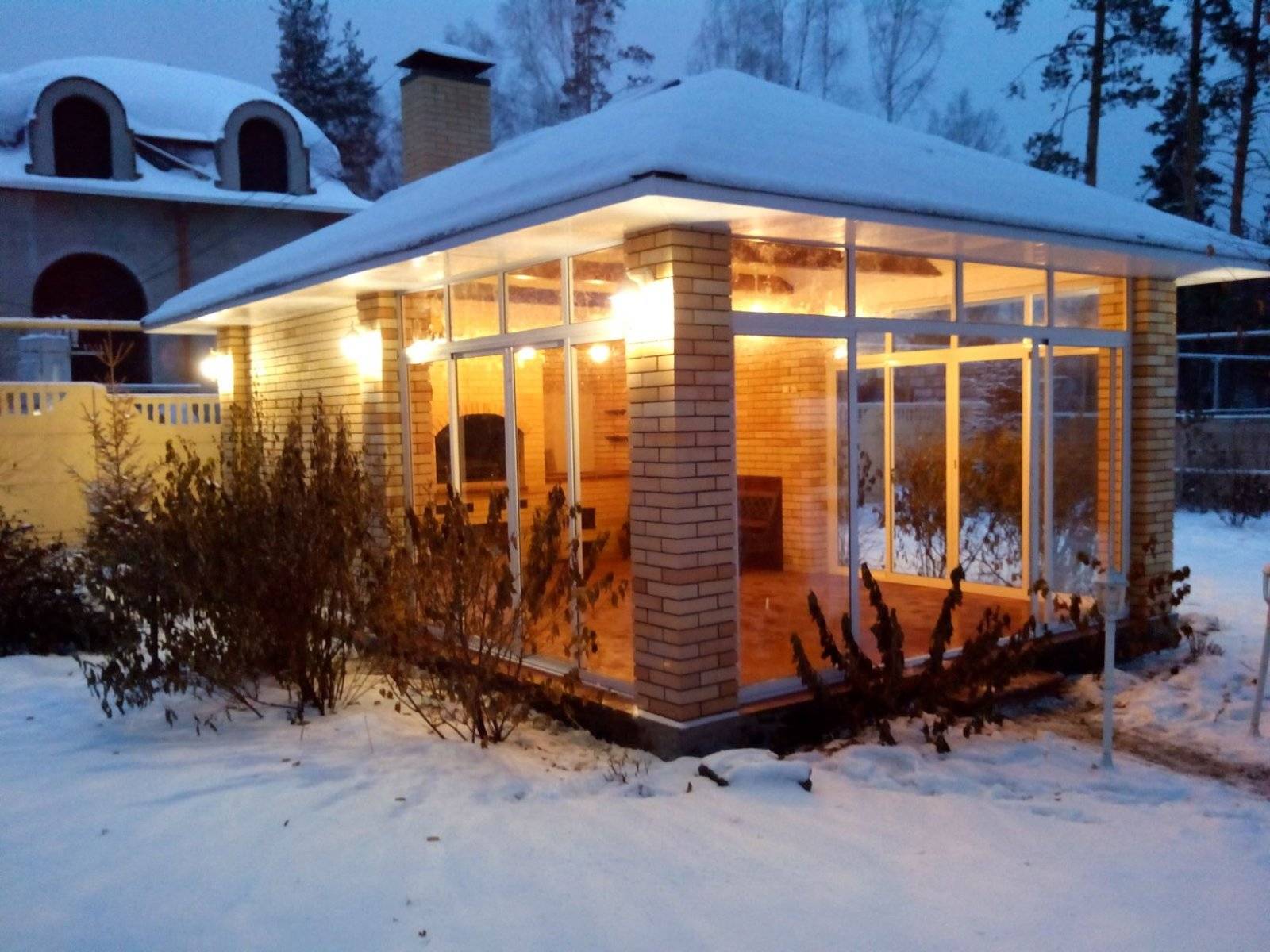 Зимняя беседка (49 фото): зимний и зимне-летний варианты, утепленные модели из газоблоков с печкой и тёплой комнатой, примеры оформления беседки внутри
