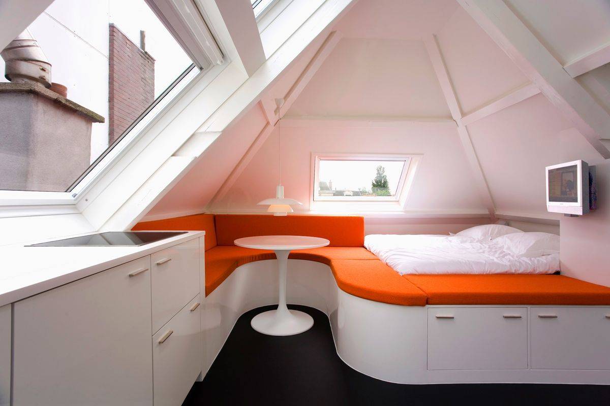 Детская комната с ломаной крышей фото