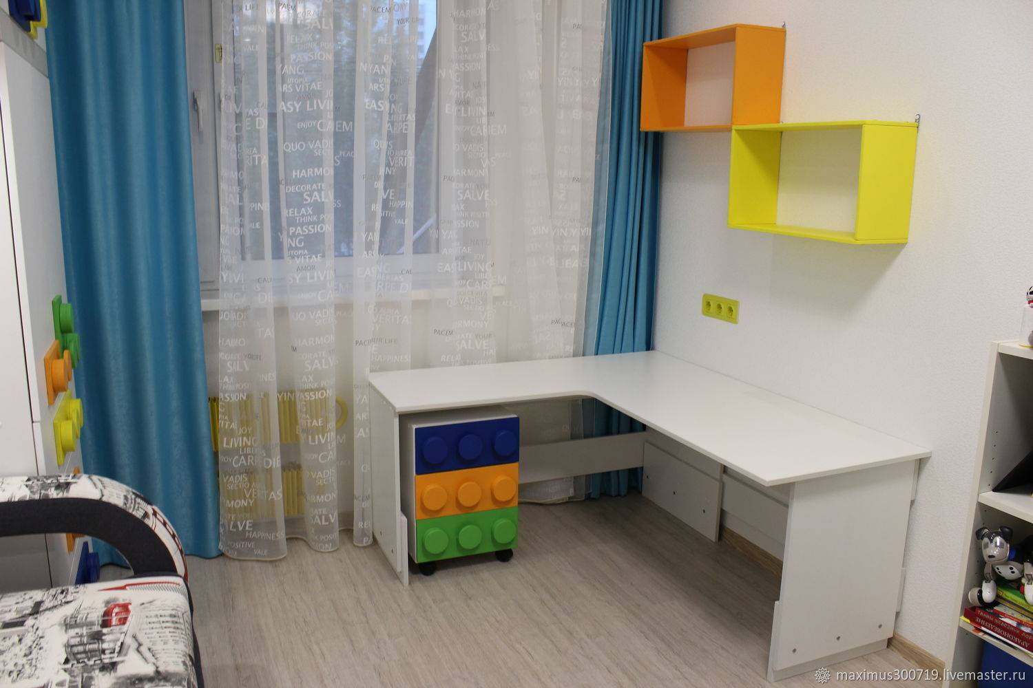 Письменный стол для двоих детей вдоль окна: угловое рабочее место для школьников | дизайн и фото