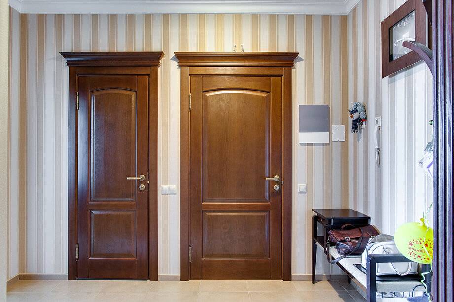 Нестандартные деревянные двери для современного интерьера со стандартной планировкой