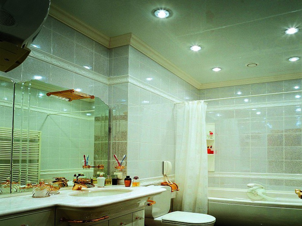 Какой натяжной потолок выбрать для ванной комнаты: выбор полотна с учетом важных критериев
