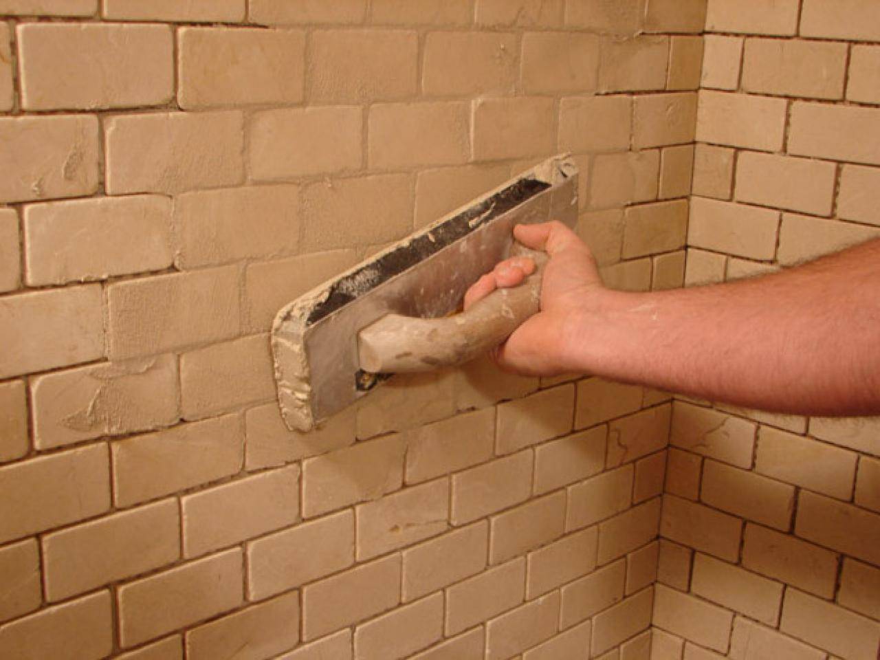 Как класть плитку на оштукатуренную стену своими руками: пошаговая инструкция, видео