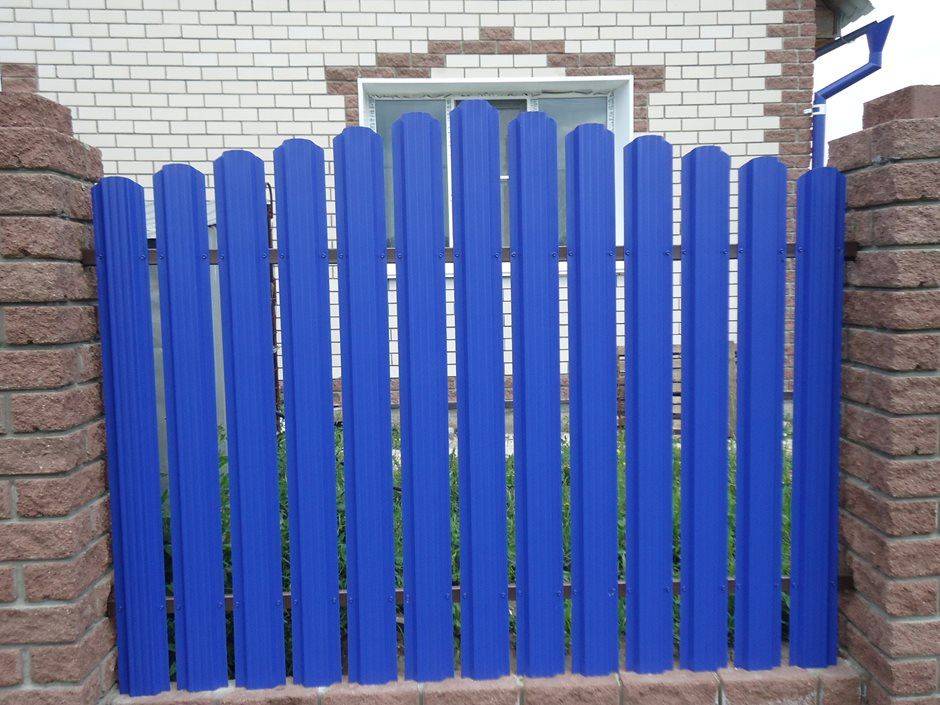 Забор из металлического штакетника (евроштакетника) своими руками