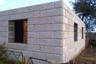Стены гаража или сарая из бетонных блоков: подходят или нет, какие выбрать, технология проведения работ, а также особенности строительства