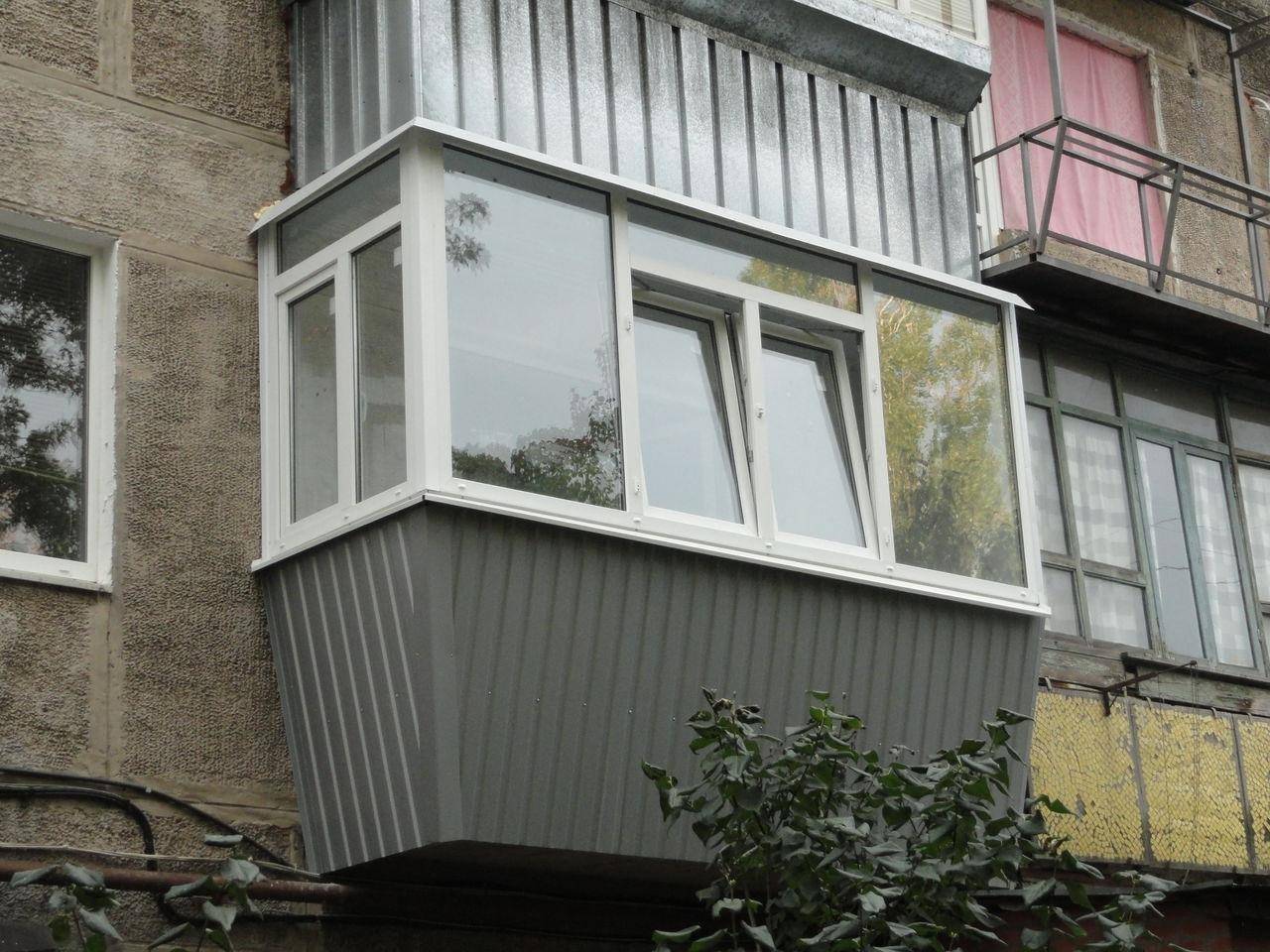 Остекление балконов в хрущевке: преимущества и недостатки отделки, фото дизайна