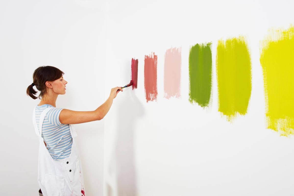 Какой краской красить обои под покраску на стенах?