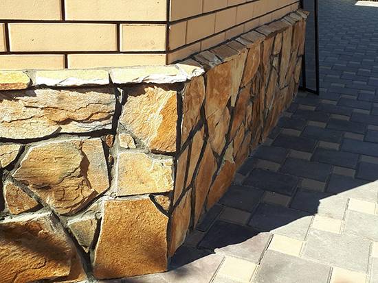 Цоколь под камень своими руками из цемента, плиточного клея, бетона, штукатурки: как сделать наружную облицовку вокруг частного дома?