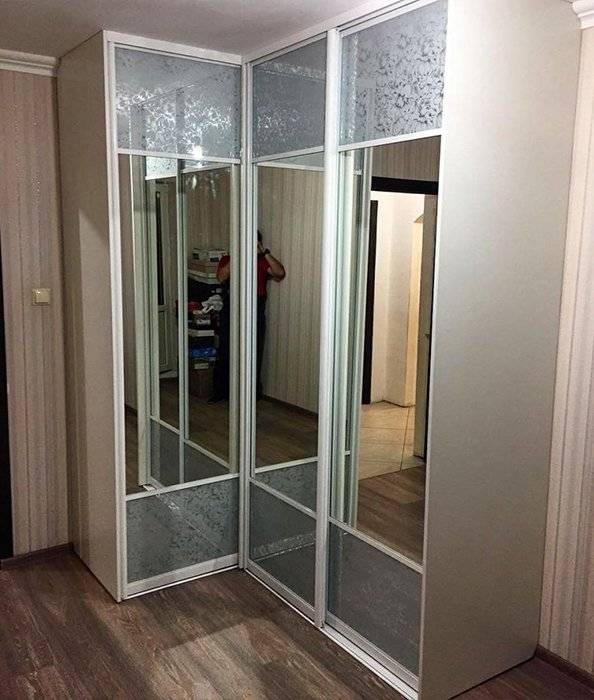 Шкафы с зеркалом (35 фото): черный зеркальный вариант в спальню, модели для одежды с зеркальными дверями