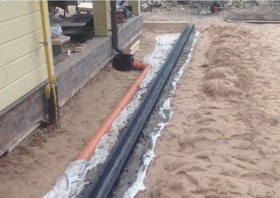 Водостоки для крыши: способы установки водосточных труб