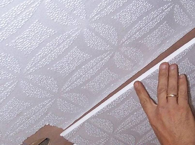 Как клеить на потолок плитку: как наклеить, поклеить потолочную плитку из пенопласта, как правильно приклеить, как подготовить неровный потолок к поклейке плитки, способы поклейки, как оклеить
