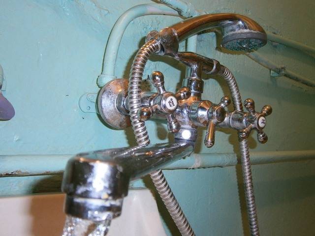 Гудит закрытый кран. Вентиль на кран в ванную. Отломился кран в ванной. Сломанный смеситель в ванной. Кран для перекрытия воды под раковиной.