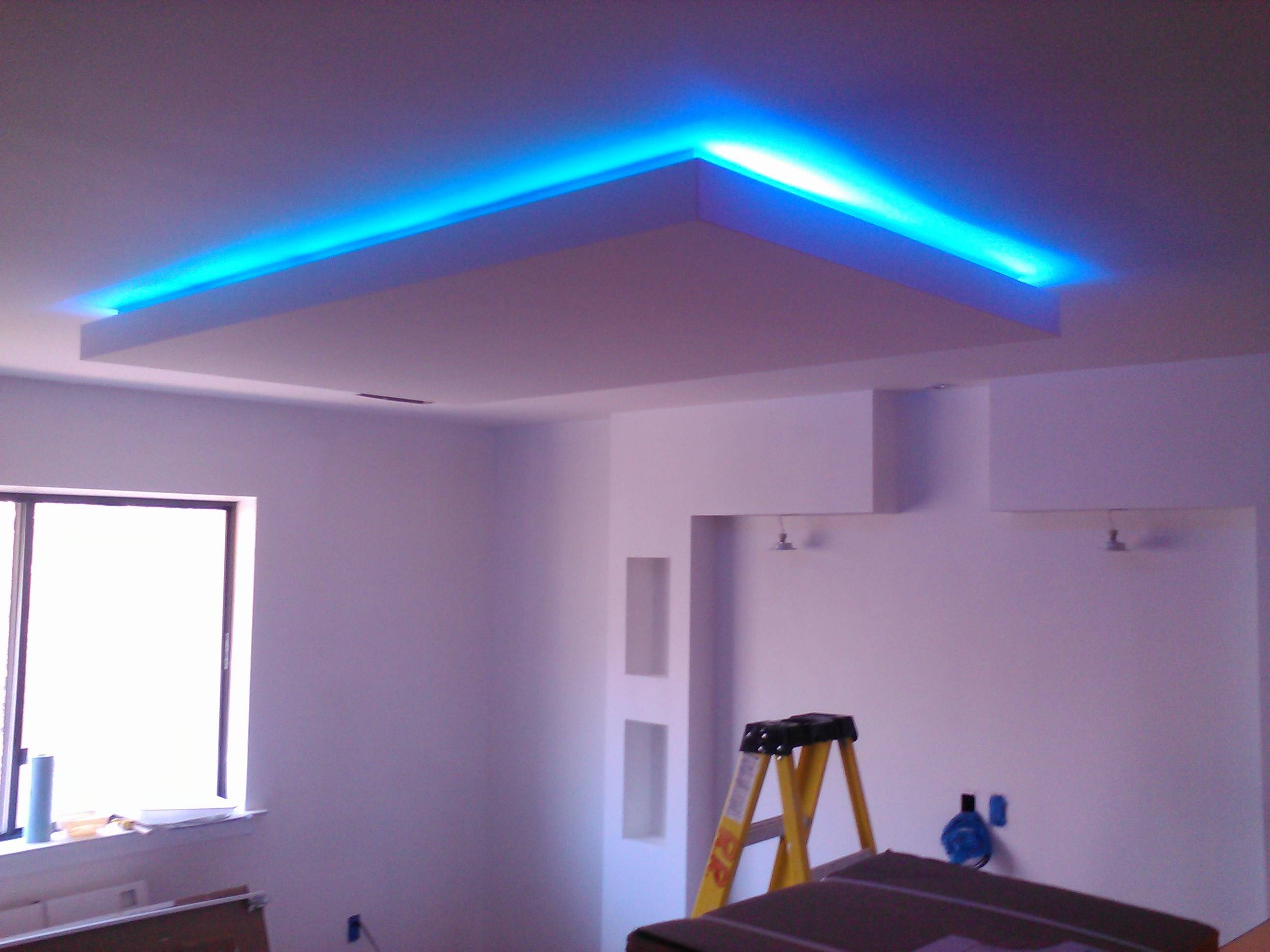 Потолок с гипсокартона с подсветкой: ниша со скрытой светодиодной лентой