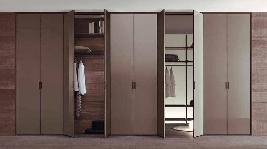 Распашные шкафы в прихожую (40 фото): современные модели с дверями и антресолью глубиной 30 см в коридор