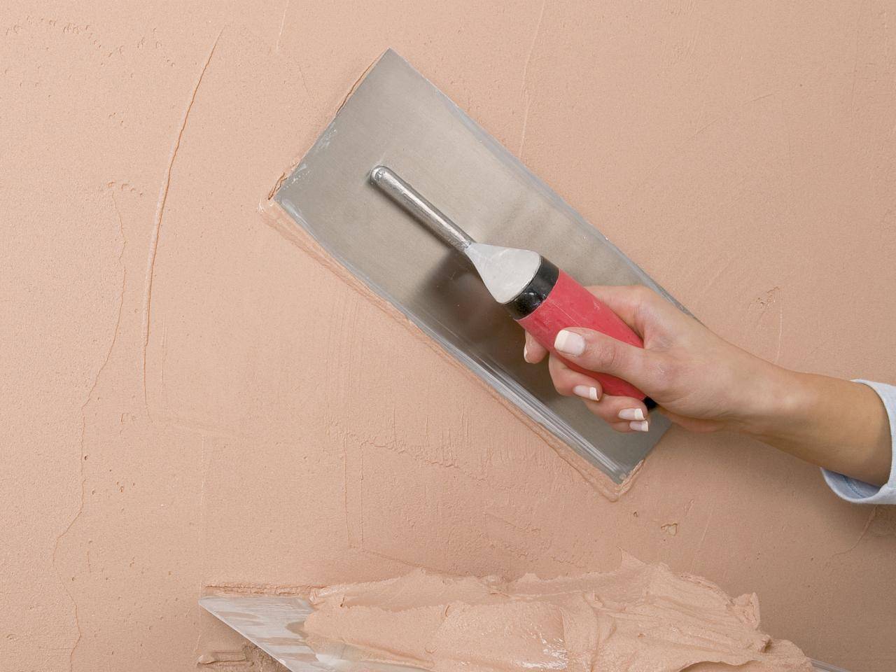 Декоративная штукатурка на гипсокартон: можно ли наносить на стены и потолок, как это делать своими руками, и инструменты для нанесения и правила отделки