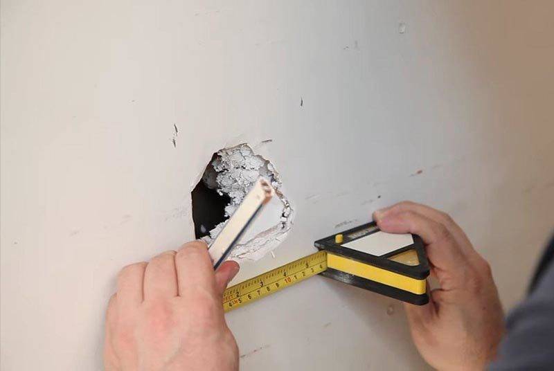 Восстановление повреждений в виде дырок в гипсокартоне на стене