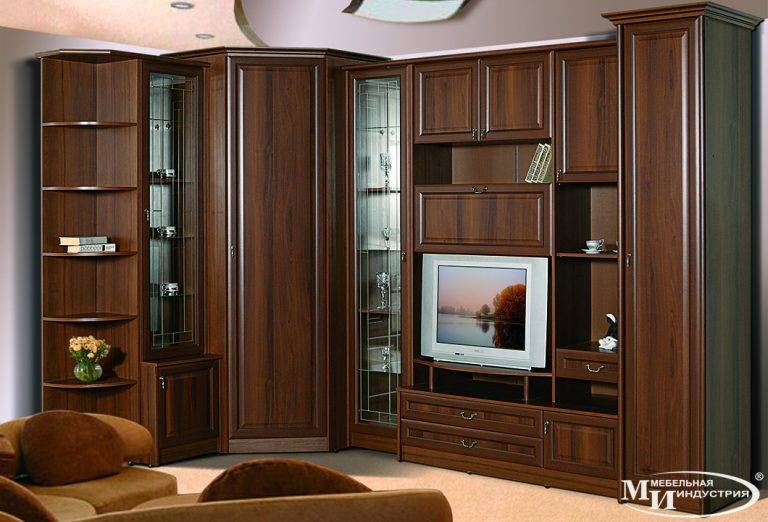 Стенки в гостиную в стиле «классика» (43 фото): мебельные классические модели в комнату с вместительным шкафом
