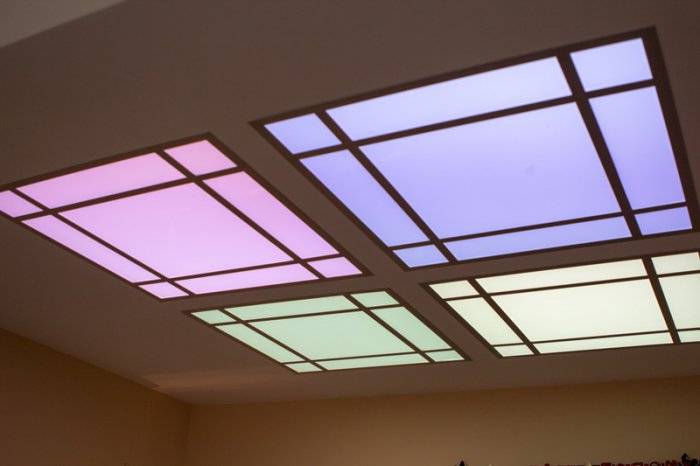 Стеклянный потолок с подсветкой: инструкция по монтажу своими руками, видео, фото