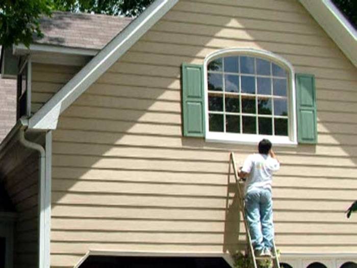 Чем покрасить деревянный дом снаружи чтобы он не выгорал на солнце