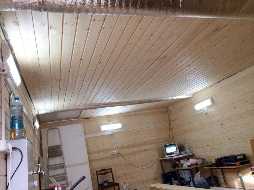 Потолок из профнастила в гараже