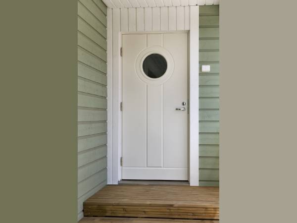 Надежность и красота: обзор финских входных дверей для загородного дома
