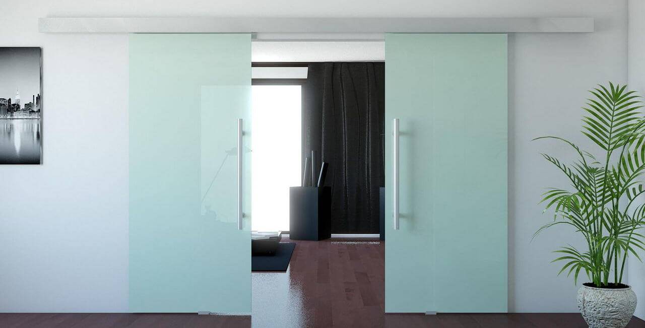 Двери стеклянные раздвижные: ультрасовременный способ зонирования интерьеров