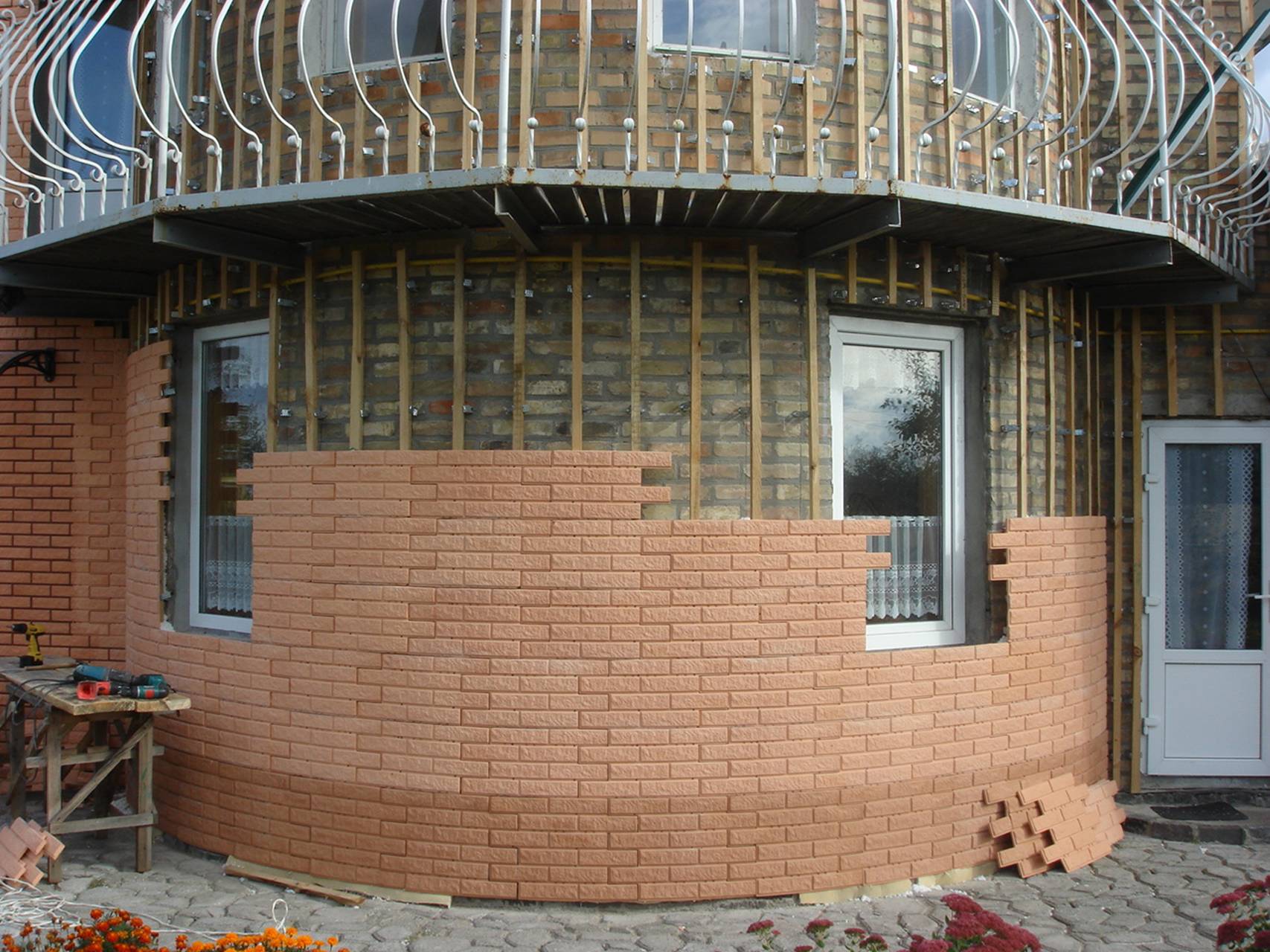 Фасадный пенопласт: использование для утепления и отделки