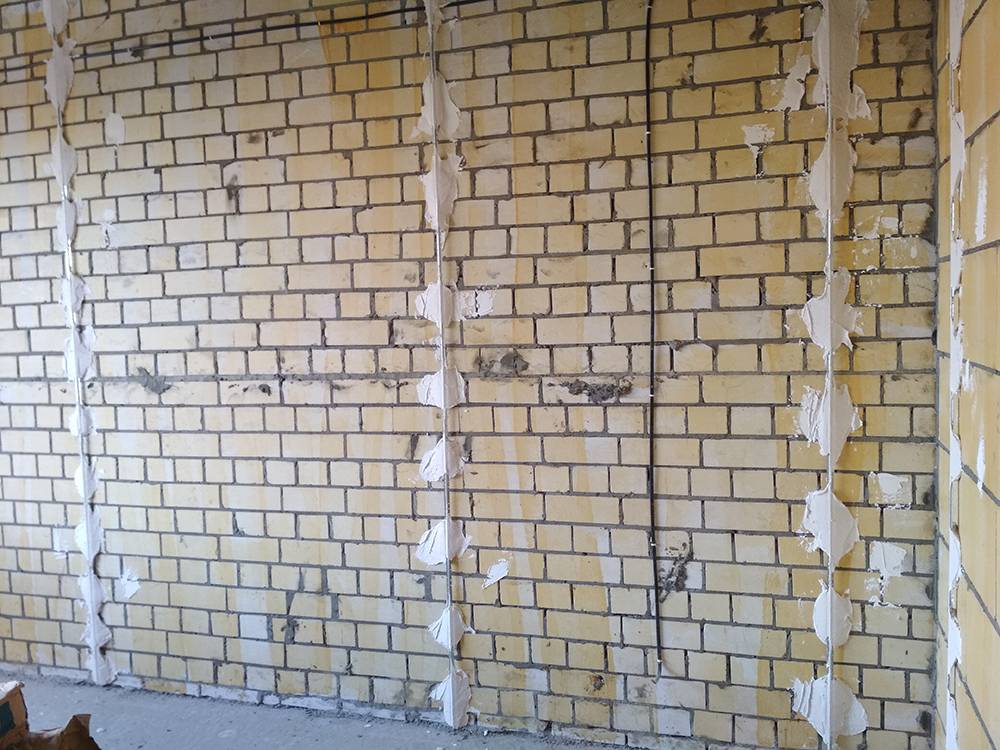 Установка маяков для штукатурки стен: как выставить маяки при неровной поверхности и закрепить их вертикально, горизонтально или «паутинкой» своими руками с лазером или без него