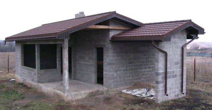 Гараж из керамзитобетонных блоков: как сделать фундамент? проект гаража с односкатной крышей, его глубина и толщина стен, кладка гаражей из керамзитобетона