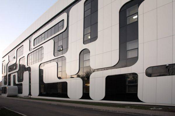 Металлические фасадные панели (33 фото): алюминиевые варианты для фасада, сырье из оцинкованной стали с покрытием «полиэстер» для наружной отделки дома