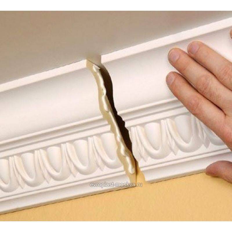 Как клеить потолочный плинтус правильно: монтаж багета на потолок своими руками (видео, фото)