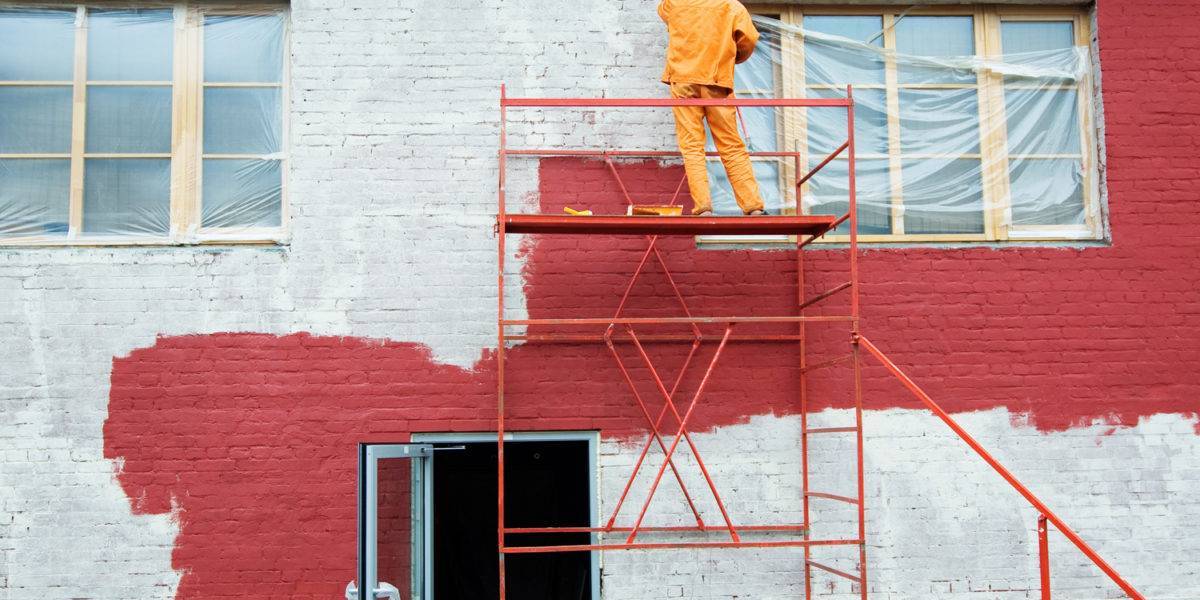 Покраска кирпичной стены: подготовка, выбор краски, технология