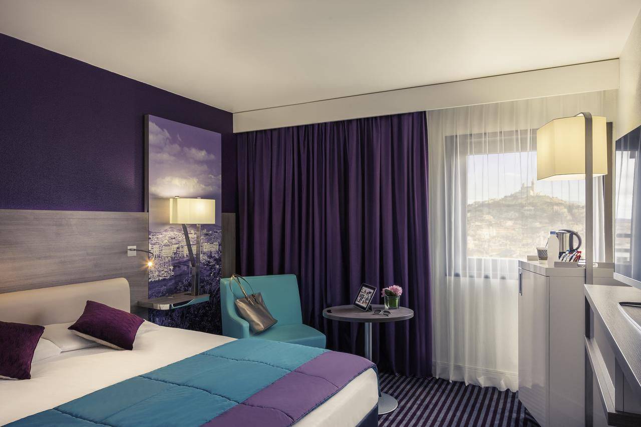 фиолетовые шторы в интерьере гостиной реальные фото