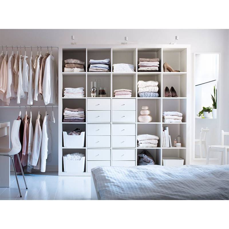 Белые шкафы ikea (22 фото): подвесые стеллажи для одежды и книг с глянцем и зеркалом в интерьере