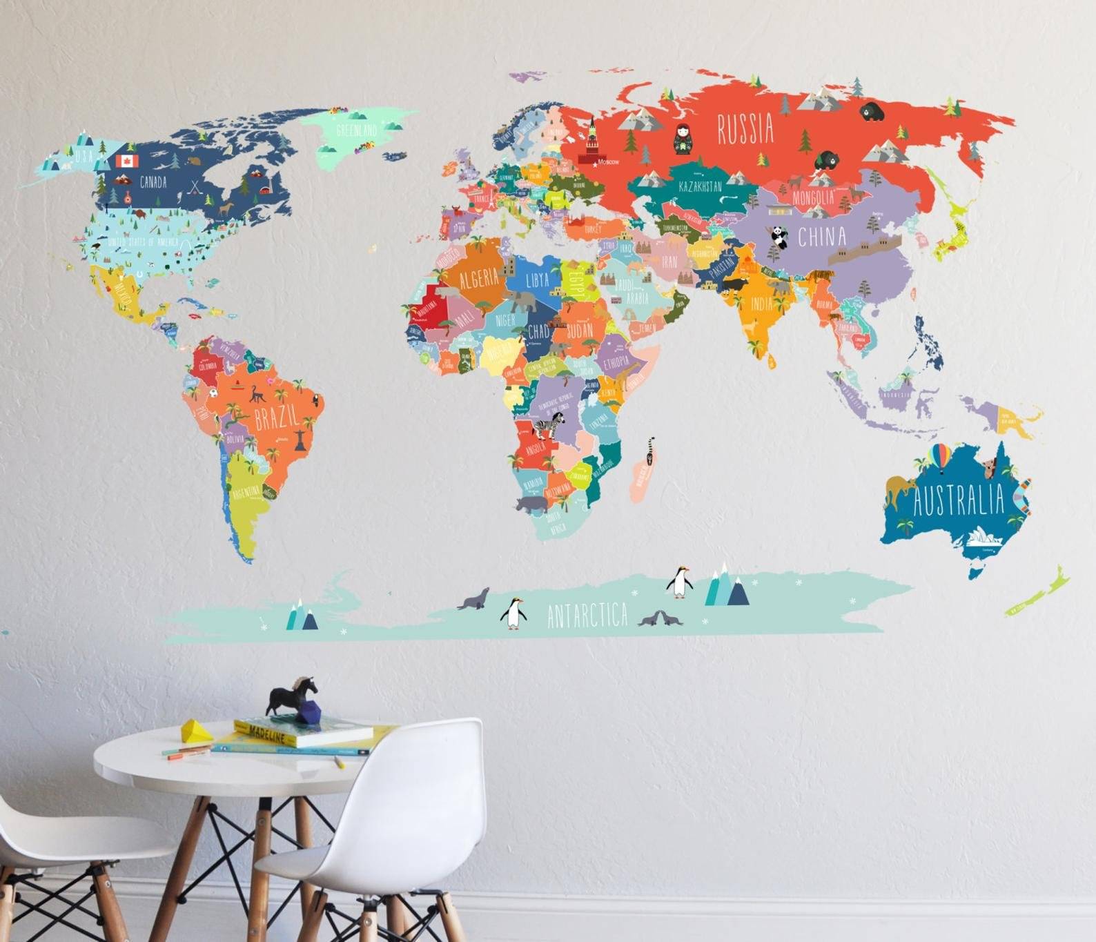 Карта мира в интерьере: простые способы использования