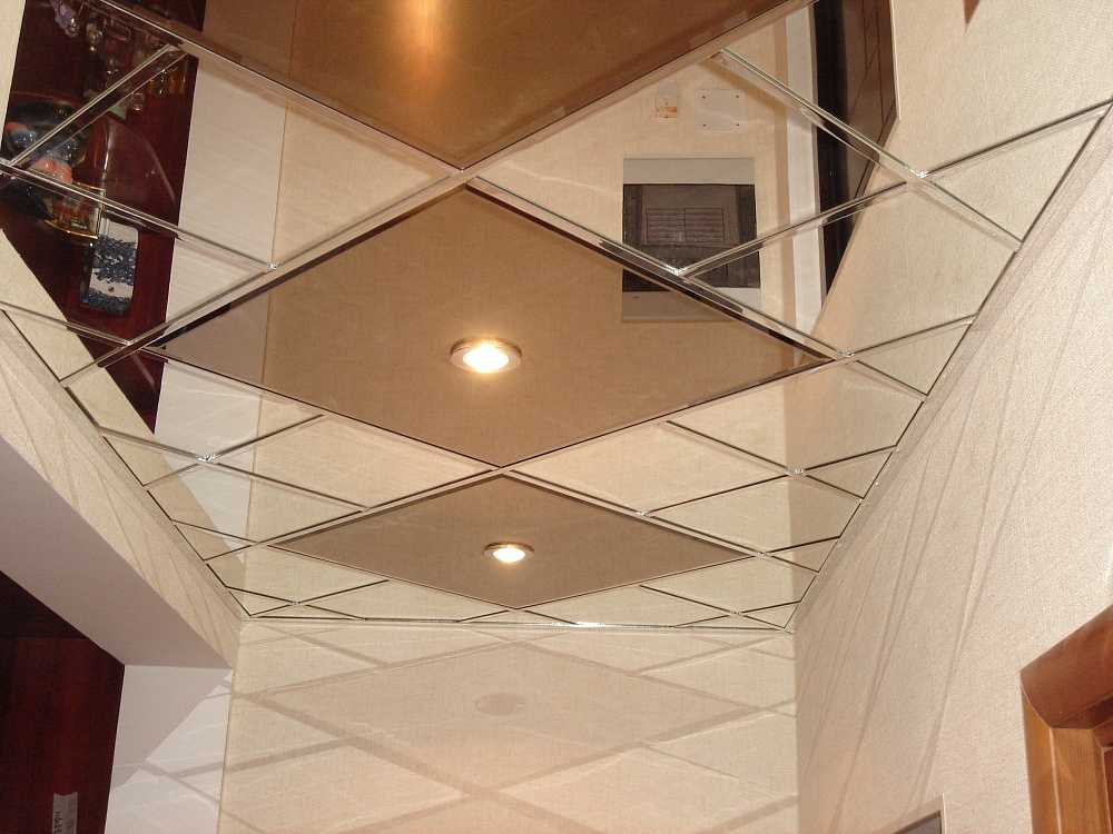 Зеркальный потолок в ванной: преимущества и недостатки