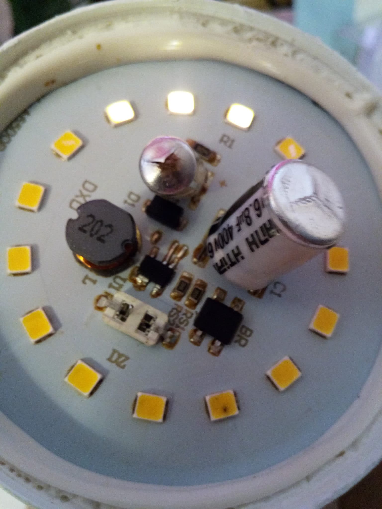 Светодиодные лампы своими руками 220. Отремонтировать диодную лампочку на 220 вольт. Отремонтировать светодиодную лампу 220 вольт. Светодиодная лампа е27 разборка. Лед лампы 220 вольт.