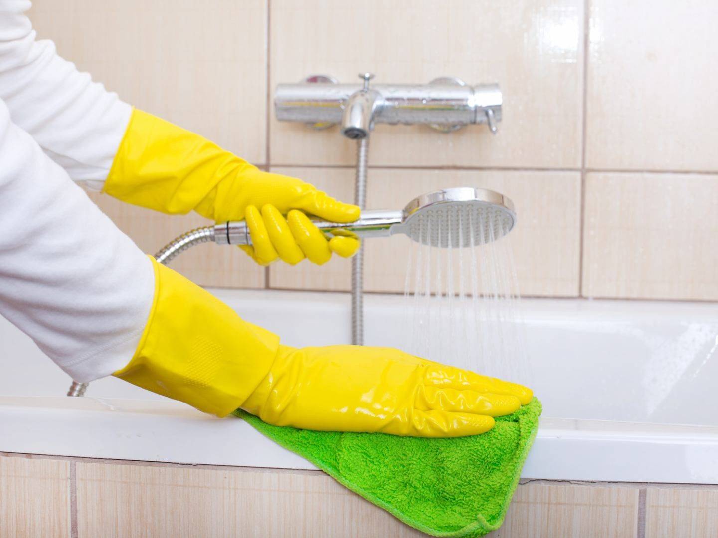 Чем чистить акриловую ванну в домашних условиях: обзор магазинных моющих средств и домашних способов очистки