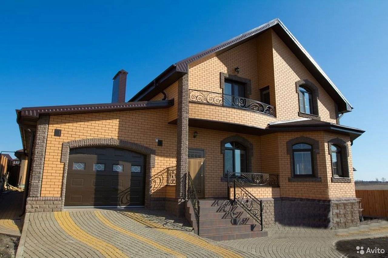 Проекты кирпичных домов с мансардой (58 фото): красивые варианты коттеджей из желтого кирпича с деревянным фасадом