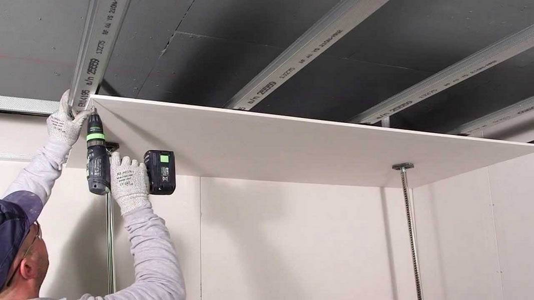 Как сделать потолок из панелей пвх своими руками, особенности отделки и устройства конструкции, детальное фото +видео