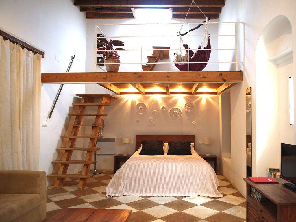 Квартиры со спальней на втором ярусе, 4 проекта - фото интерьеров